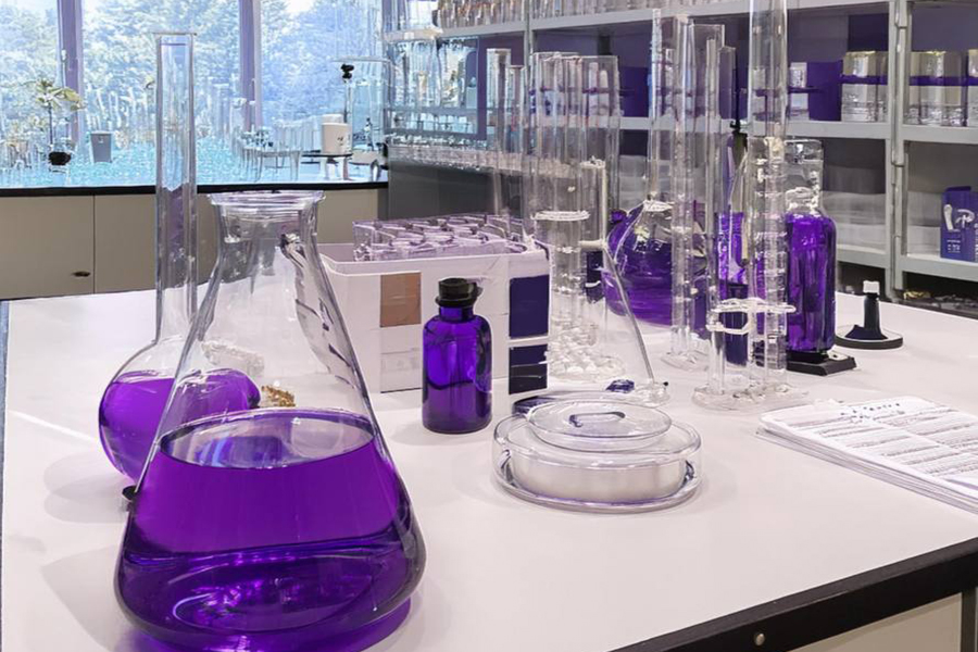 چرا انتخاب مواد شیمیایی استاندارد در آزمایشگاه‌ ها حیاتی است؟